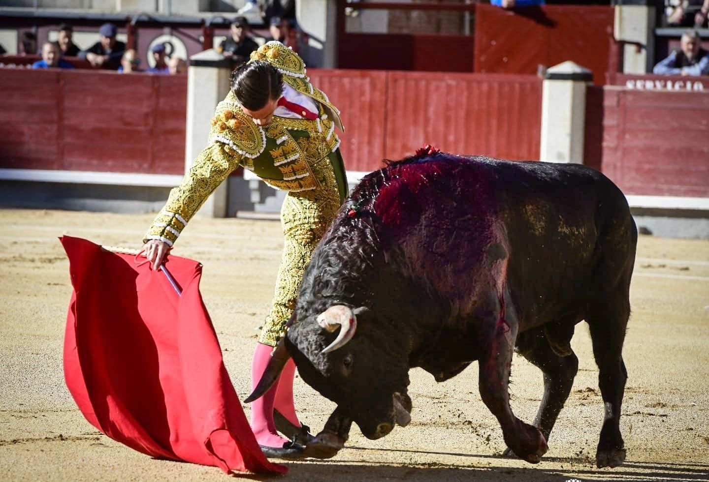 Un muletazo con la mano derecha de Diego Bastos a su primer novillo.