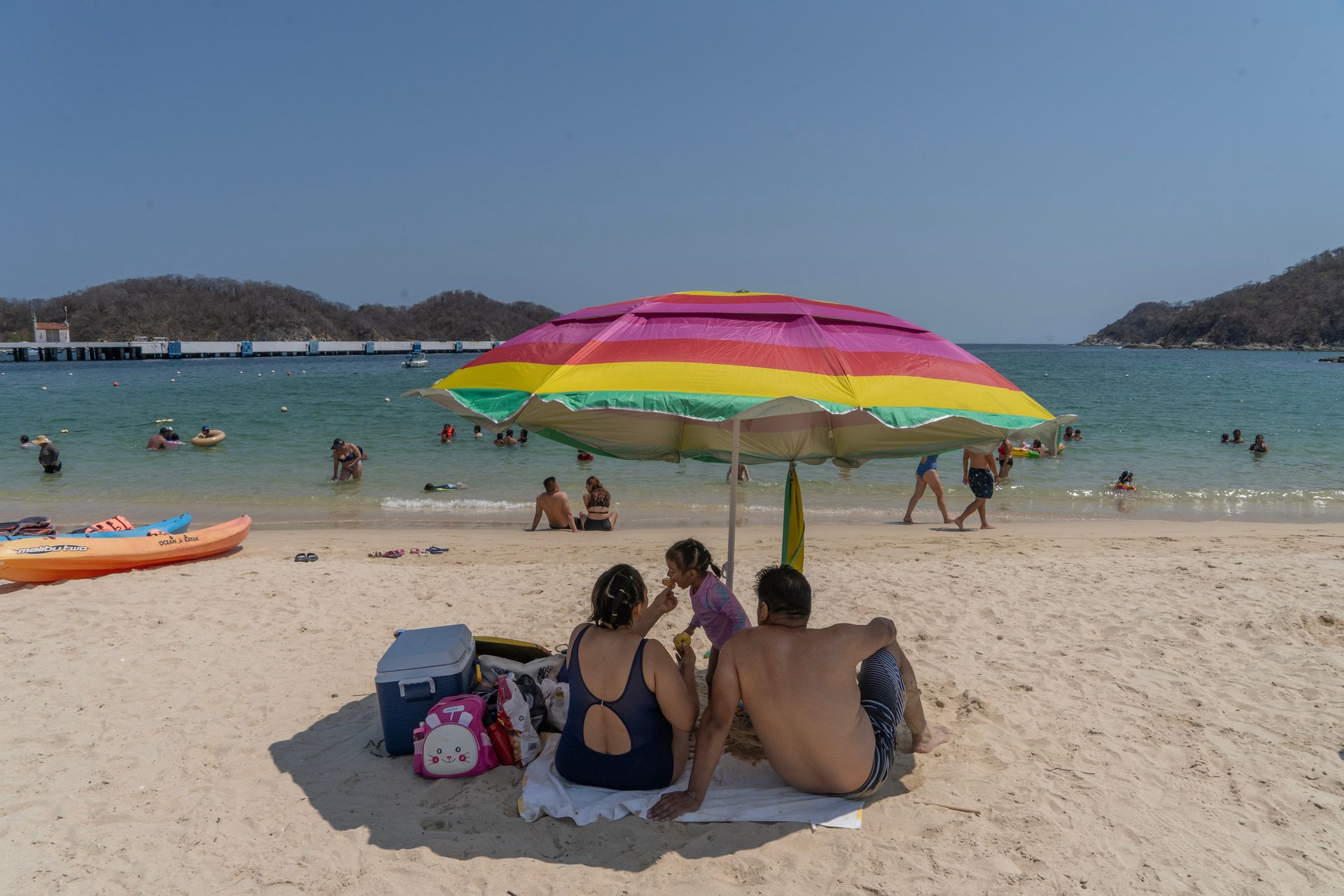 Turistas en la Bahía Santa Cruz, Huatulco, en el Estado de Oaxaca, el 10 de marzo de 2025.