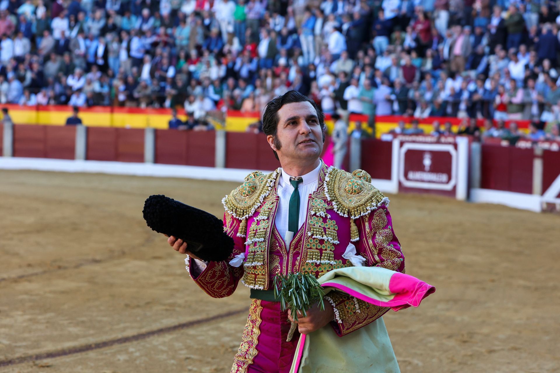 Morante de la Puebla da la vuelta al ruedo tras la lidia de su primer toro.