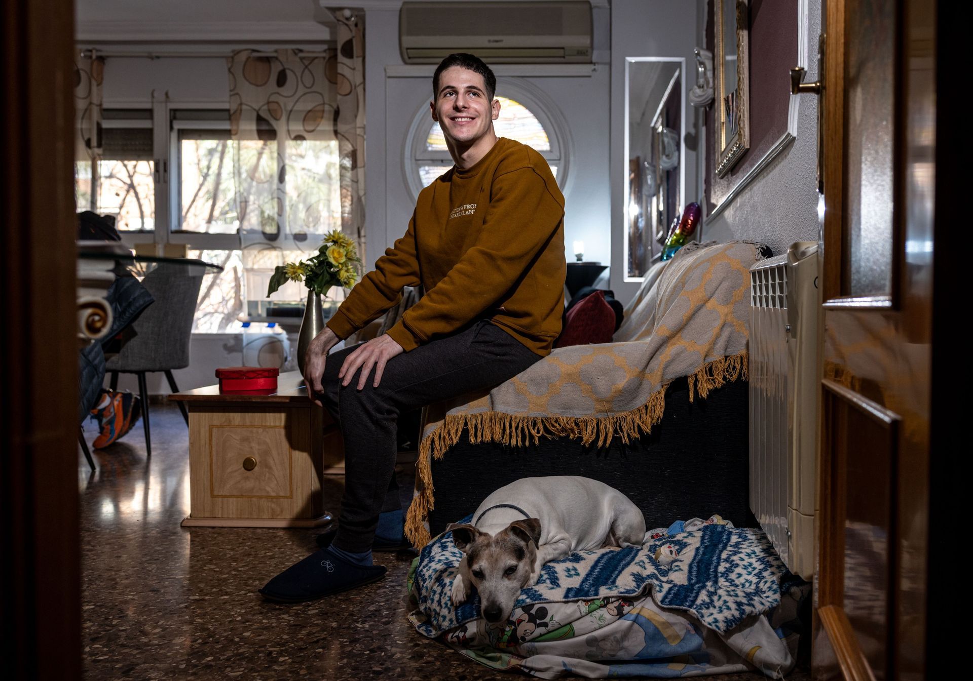Nicolás García, joven de 21 años, en su casa del barrio de La Torre de Valencia.