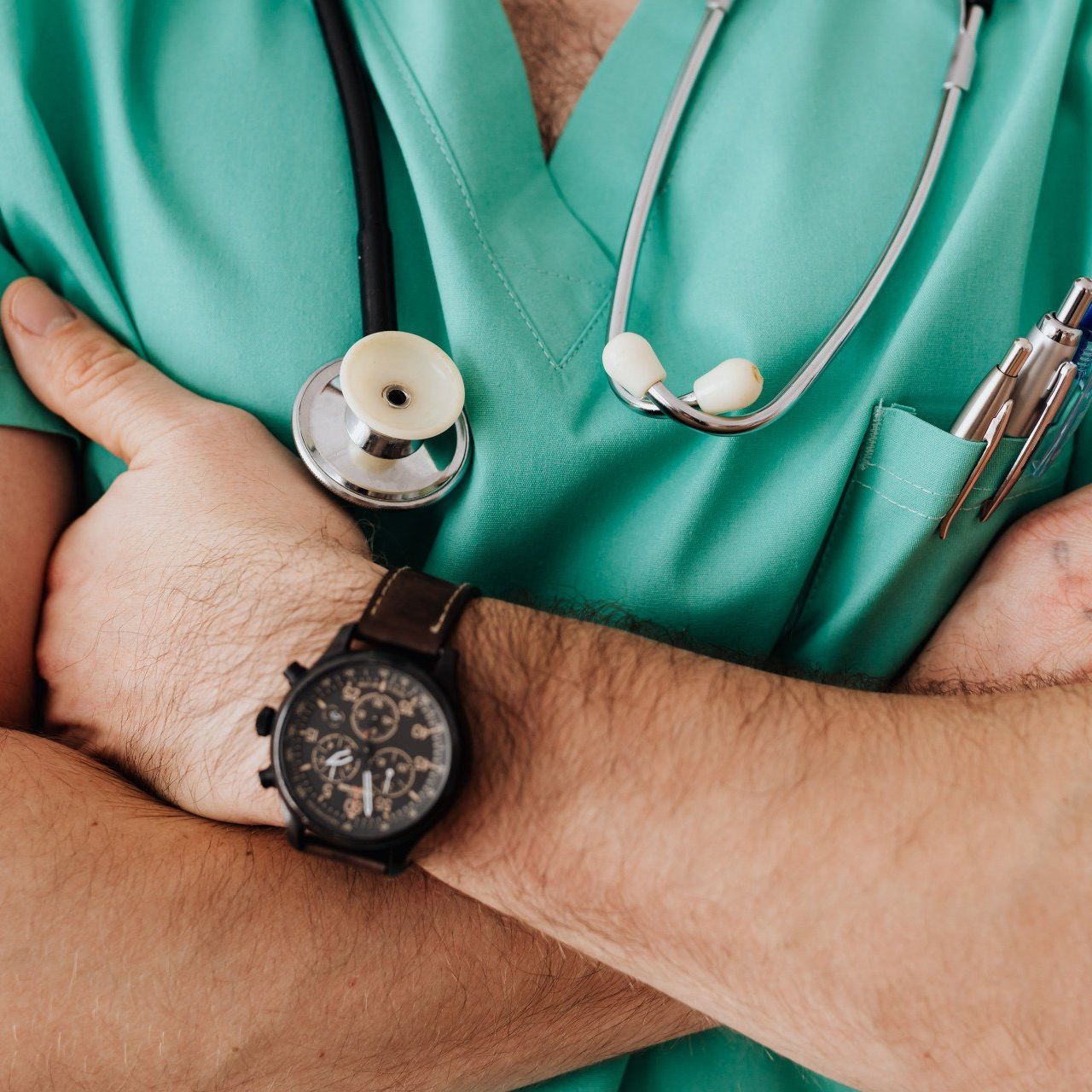 Un médecin porte un stéthoscope autour du cou