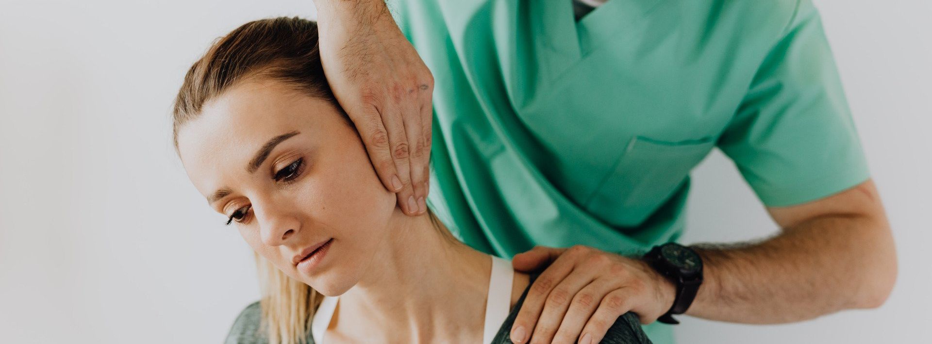 Un homme donne un massage du cou à une femme.