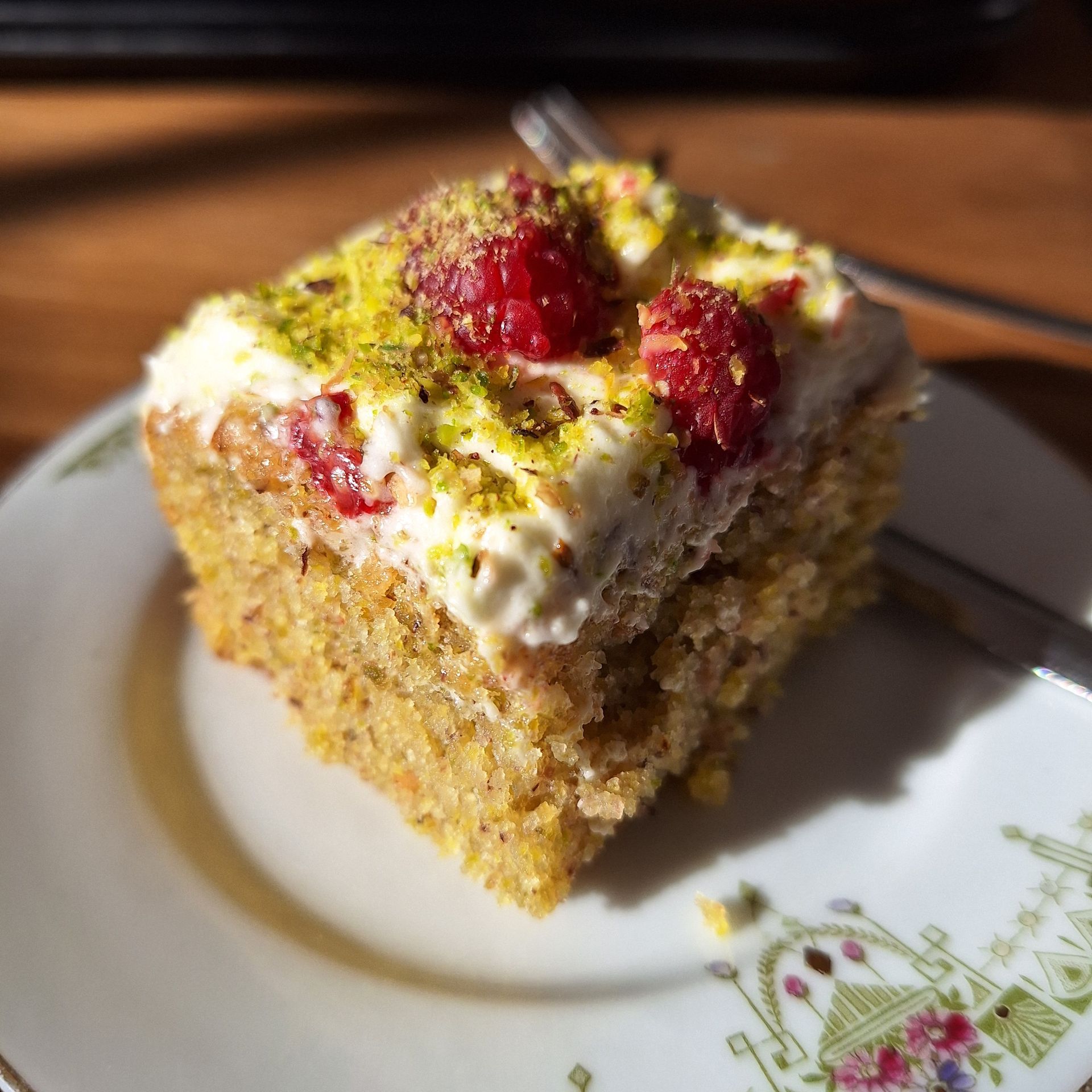 Zelf gemaakte taart bij de koffie