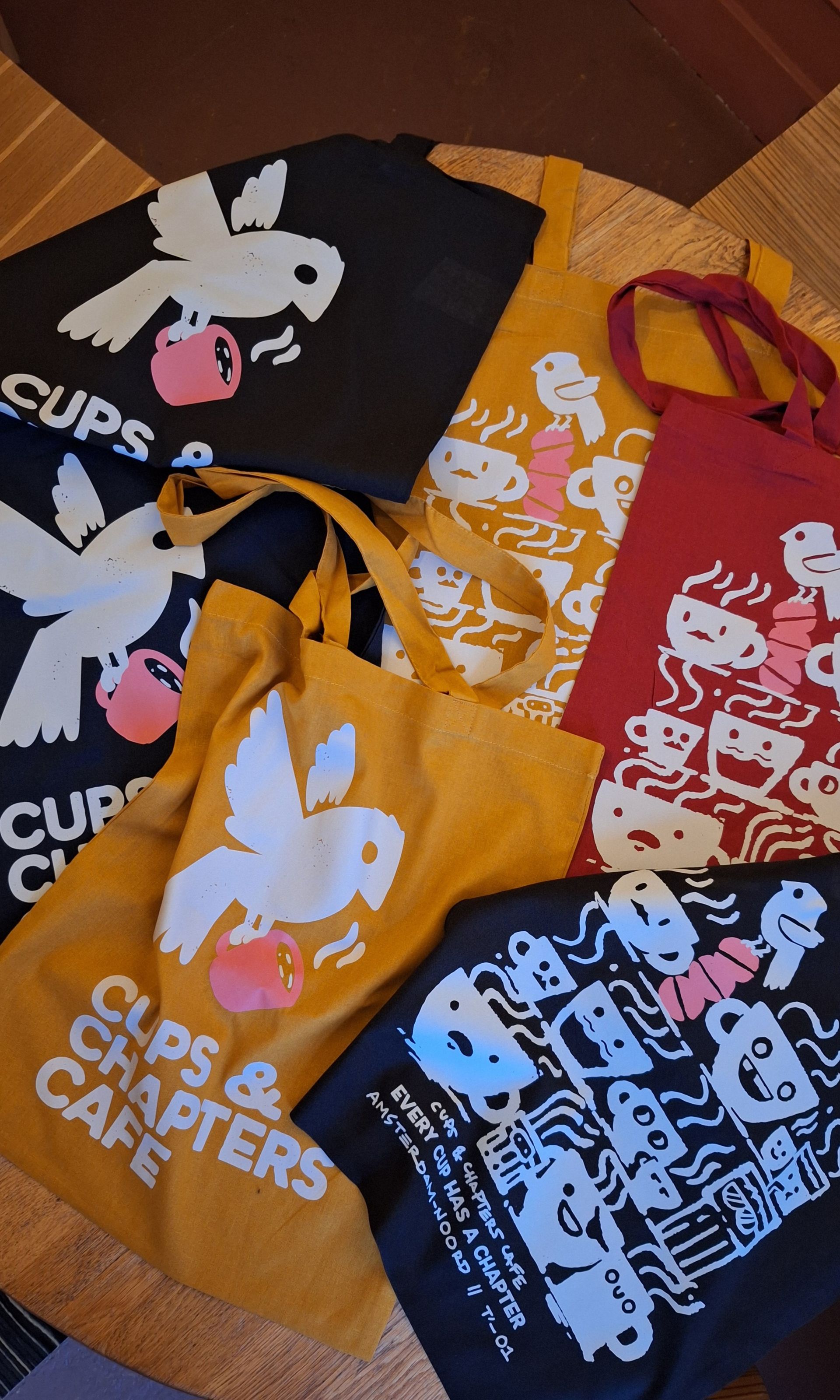 Tassen met logo van Cups & Chapters