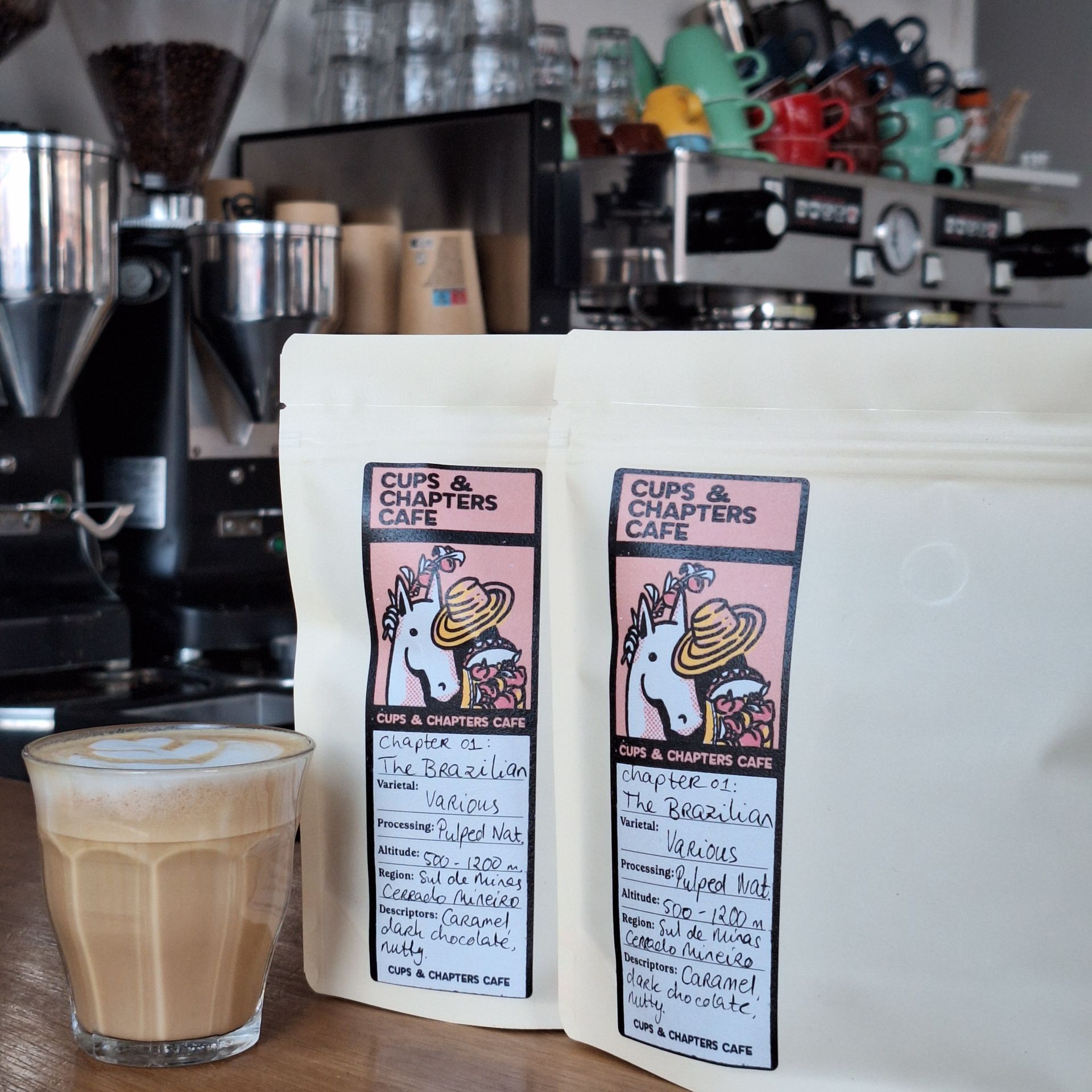 Koffiebonen te koop bij Cups And Chapters