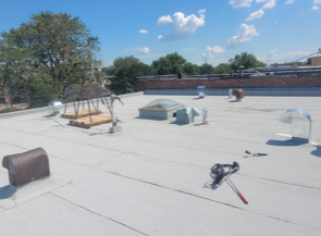 Un toit blanc avec quelques outils dessus