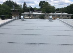 Un toit gris avec une cheminée au-dessus