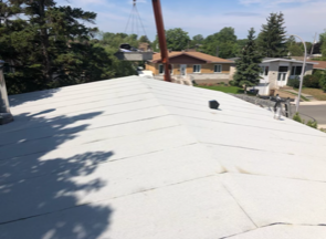 Un toit blanc avec une cheminée au-dessus