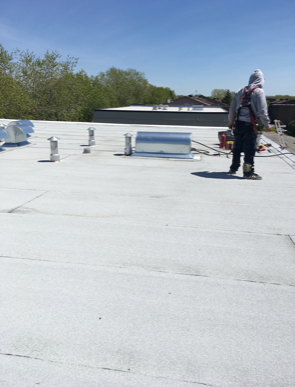 Un homme debout au sommet d'un toit blanc