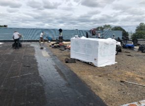 Un groupe de personnes travaille sur le toit d'un bâtiment