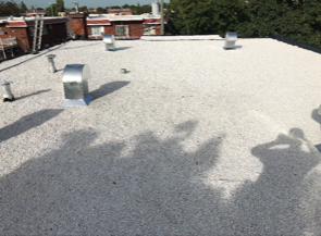 Un toit blanc avec l'ombre d'une personne dessus