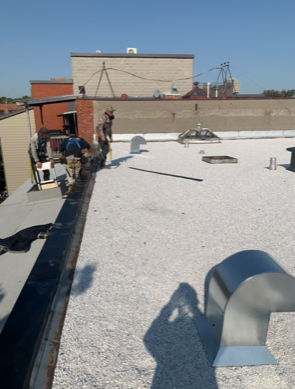 Un homme se tient debout sur un toit blanc