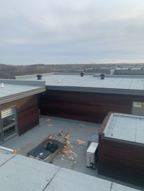 Une vue sur le toit d'un immeuble avec un toit gris