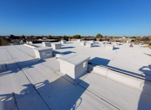 Un toit blanc avec un ciel bleu en arrière-plan