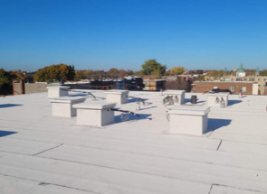 Un toit blanc avec un ciel bleu en arrière-plan