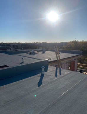 Le soleil brille fort sur le toit d'un immeuble