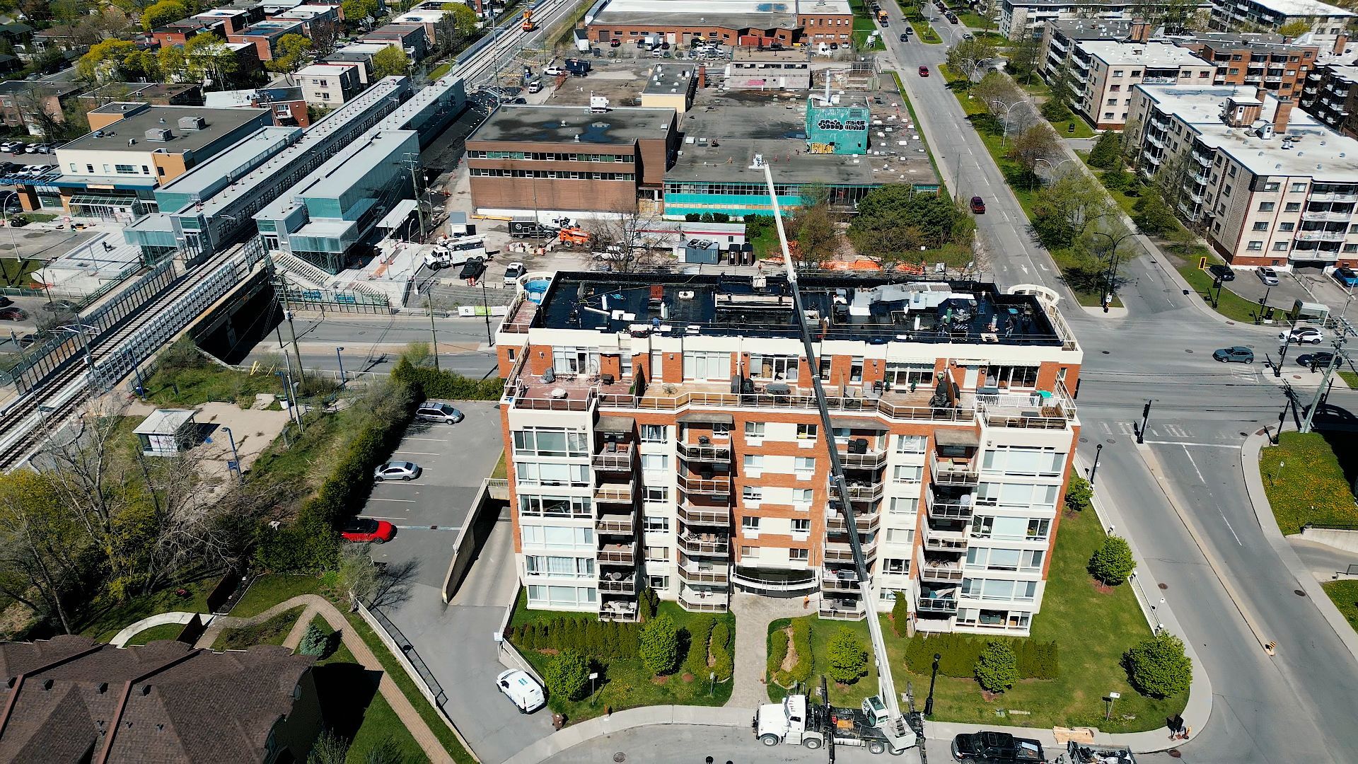 Une vue aérienne d'un grand immeuble d'appartements dans une ville.