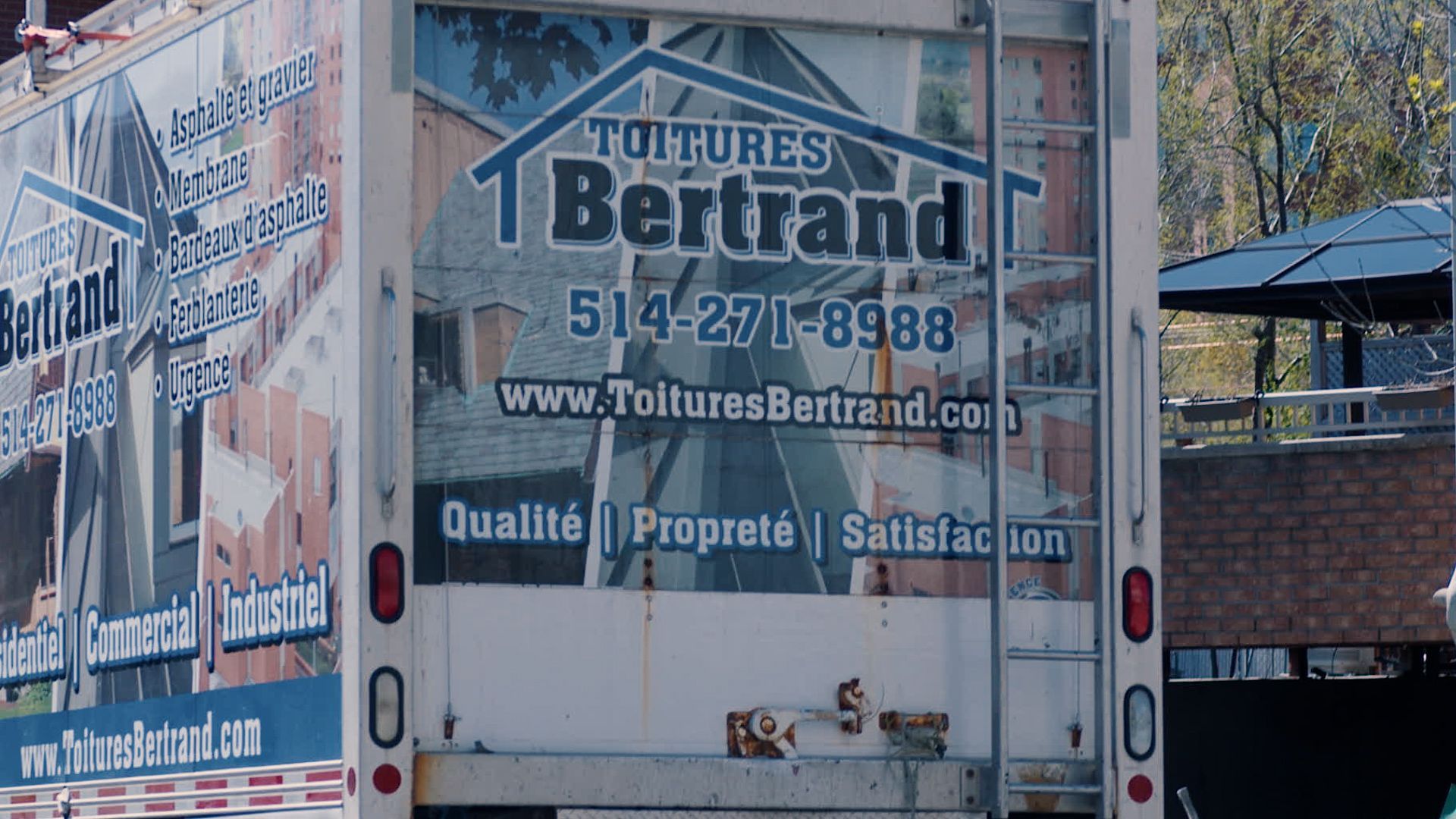 L'arrière d'un camion avec le mot bertrand dessus