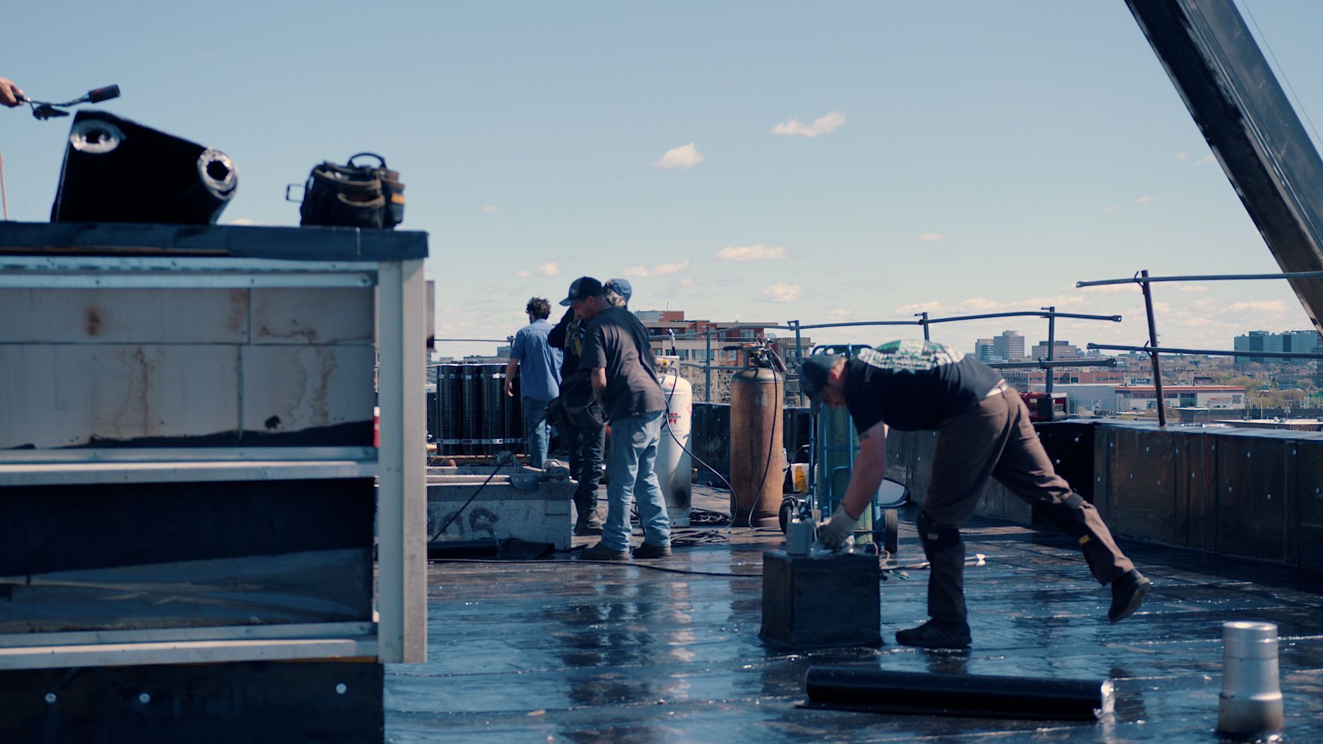 Un groupe d'hommes travaille sur un toit.
