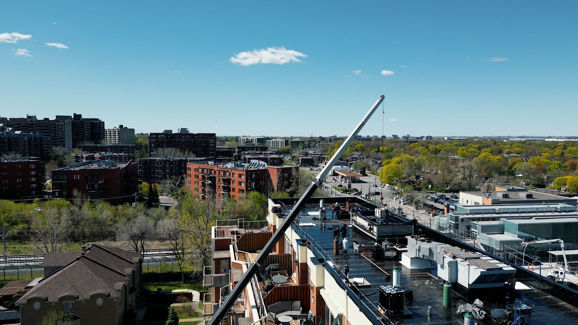 Une vue aérienne d'une ville avec une grue au sommet d'un bâtiment.