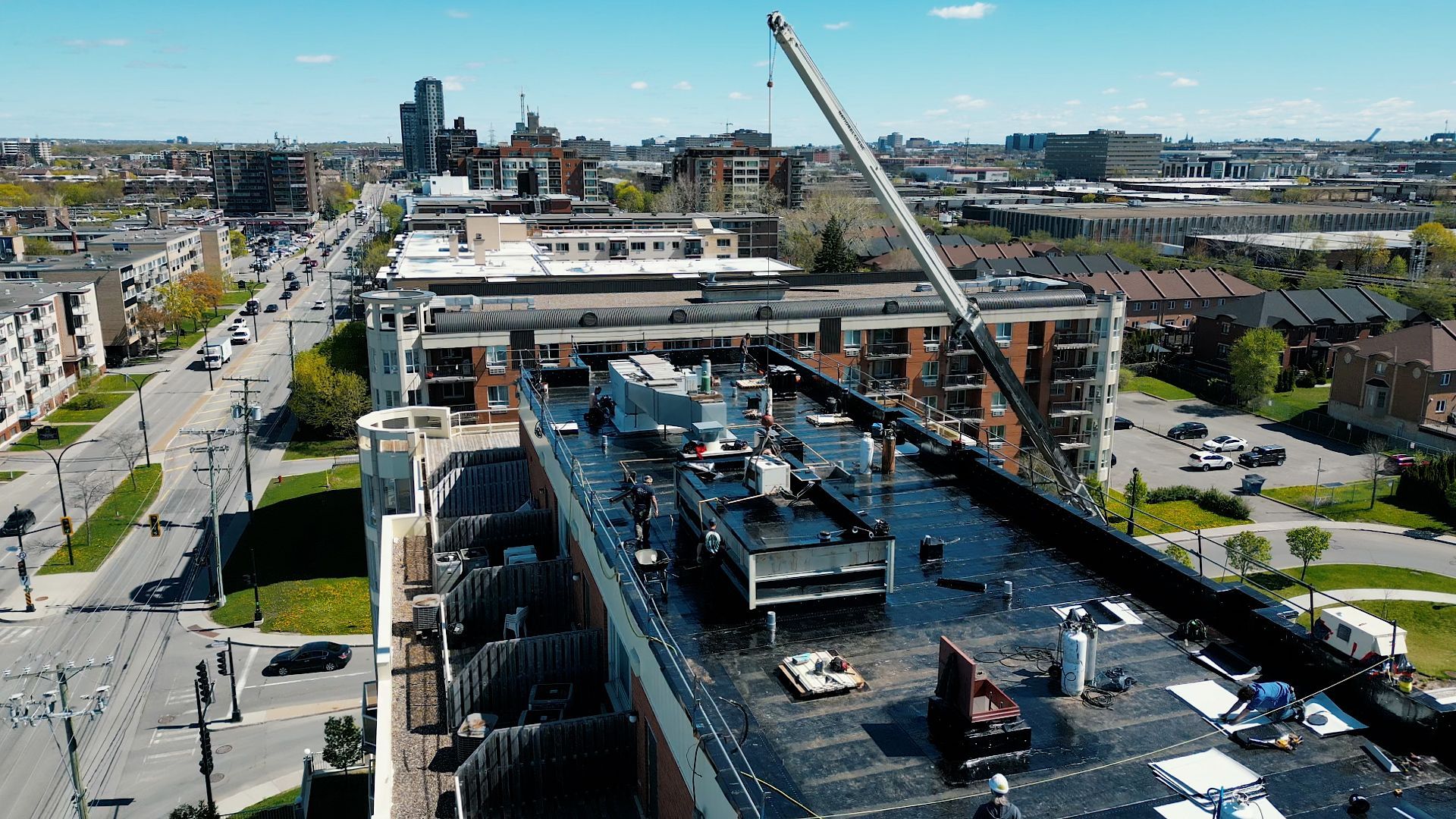 Une vue aérienne d'un grand bâtiment avec une grue au sommet.