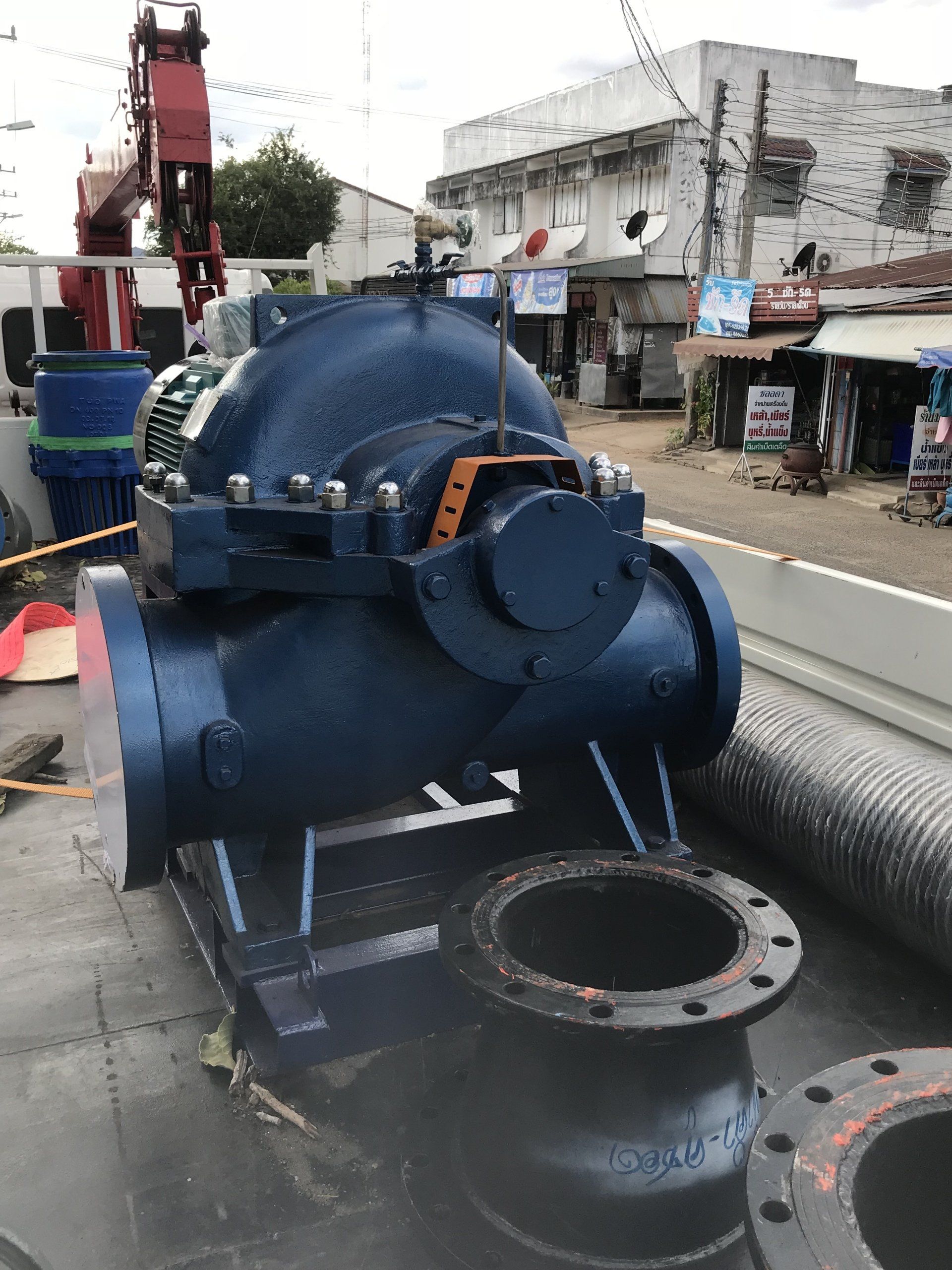 รถบรรทุกหกล้อติดเครน, เคลื่อนย้ายอุปกรณ์, ชลประทาน