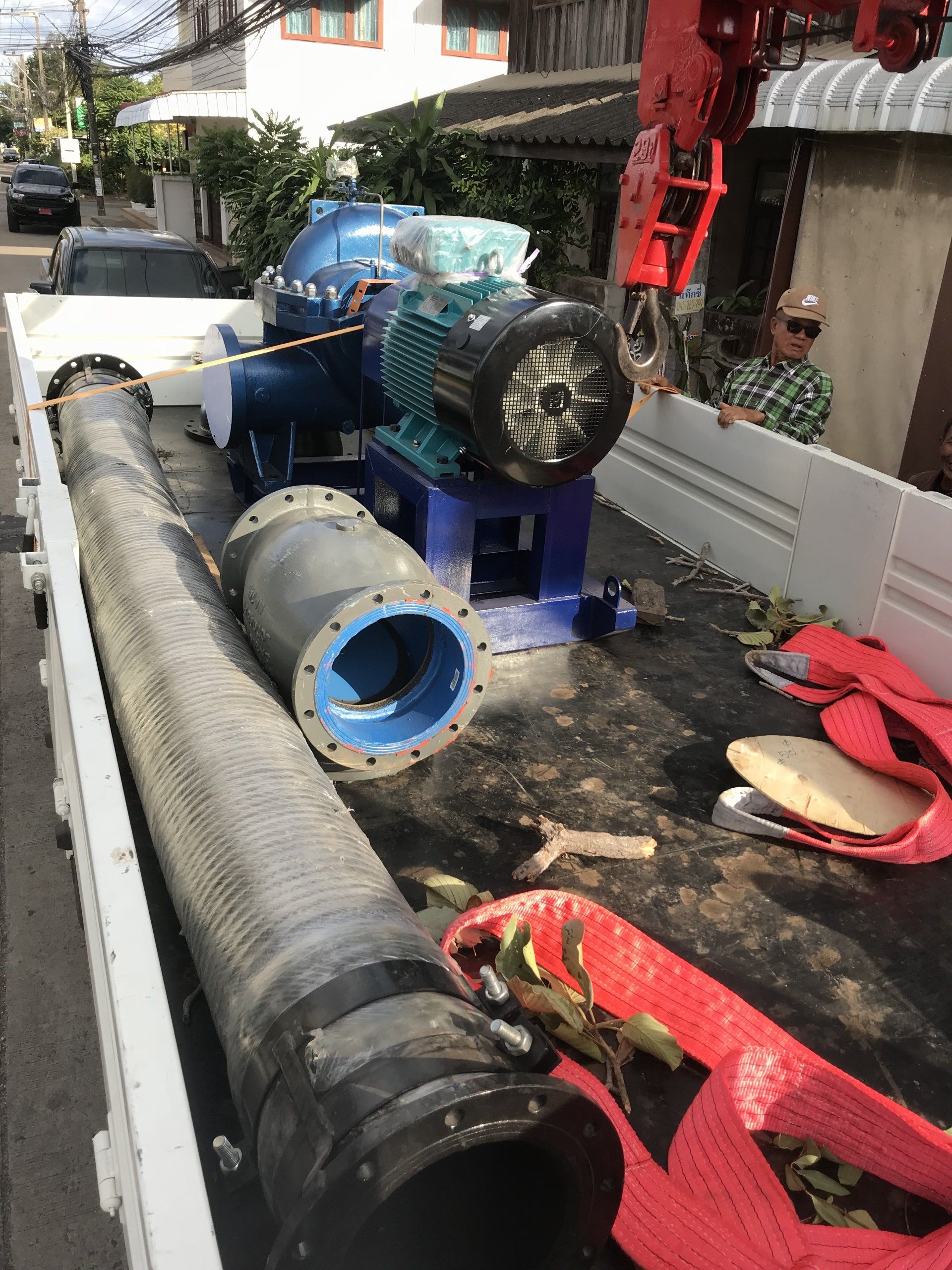 รถบรรทุกหกล้อติดเครน, เคลื่อนย้ายอุปกรณ์, ชลประทาน