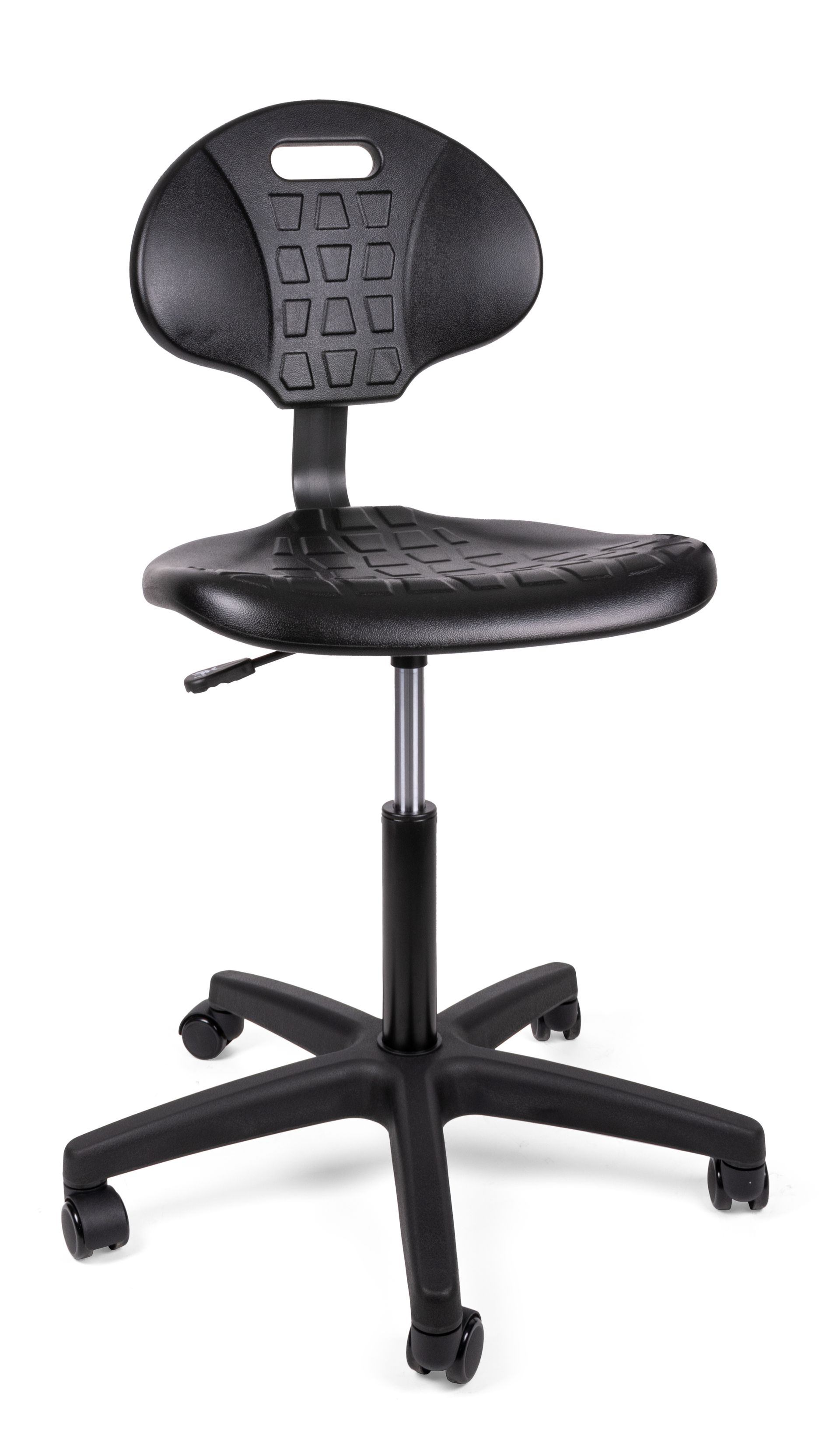 Una silla de oficina negra con ruedas sobre un fondo blanco.