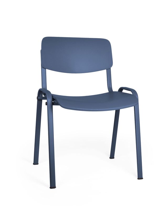 Una silla de plástico azul con estructura de metal sobre un fondo blanco.