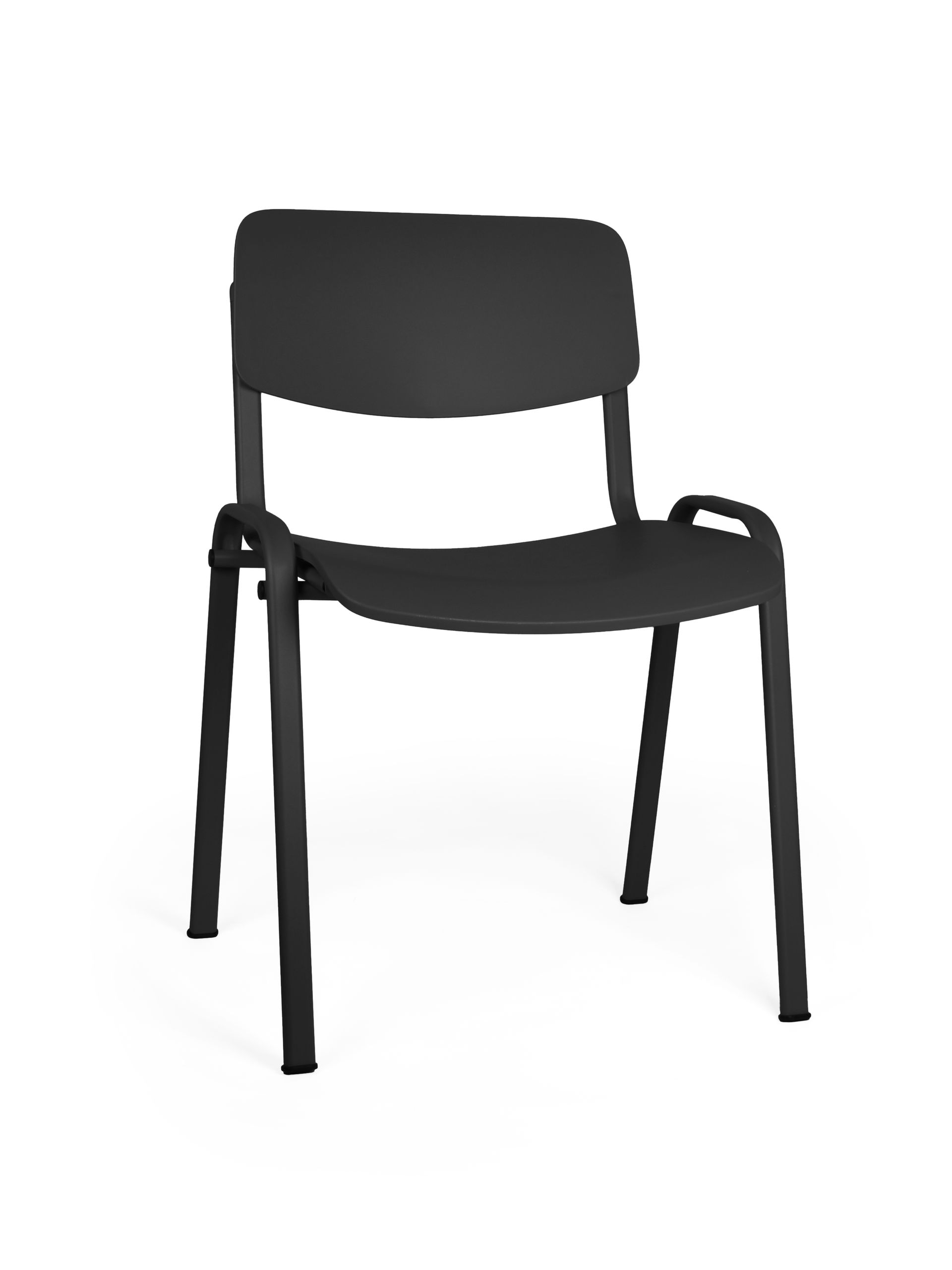 Una silla roja está sentada sobre un fondo blanco.