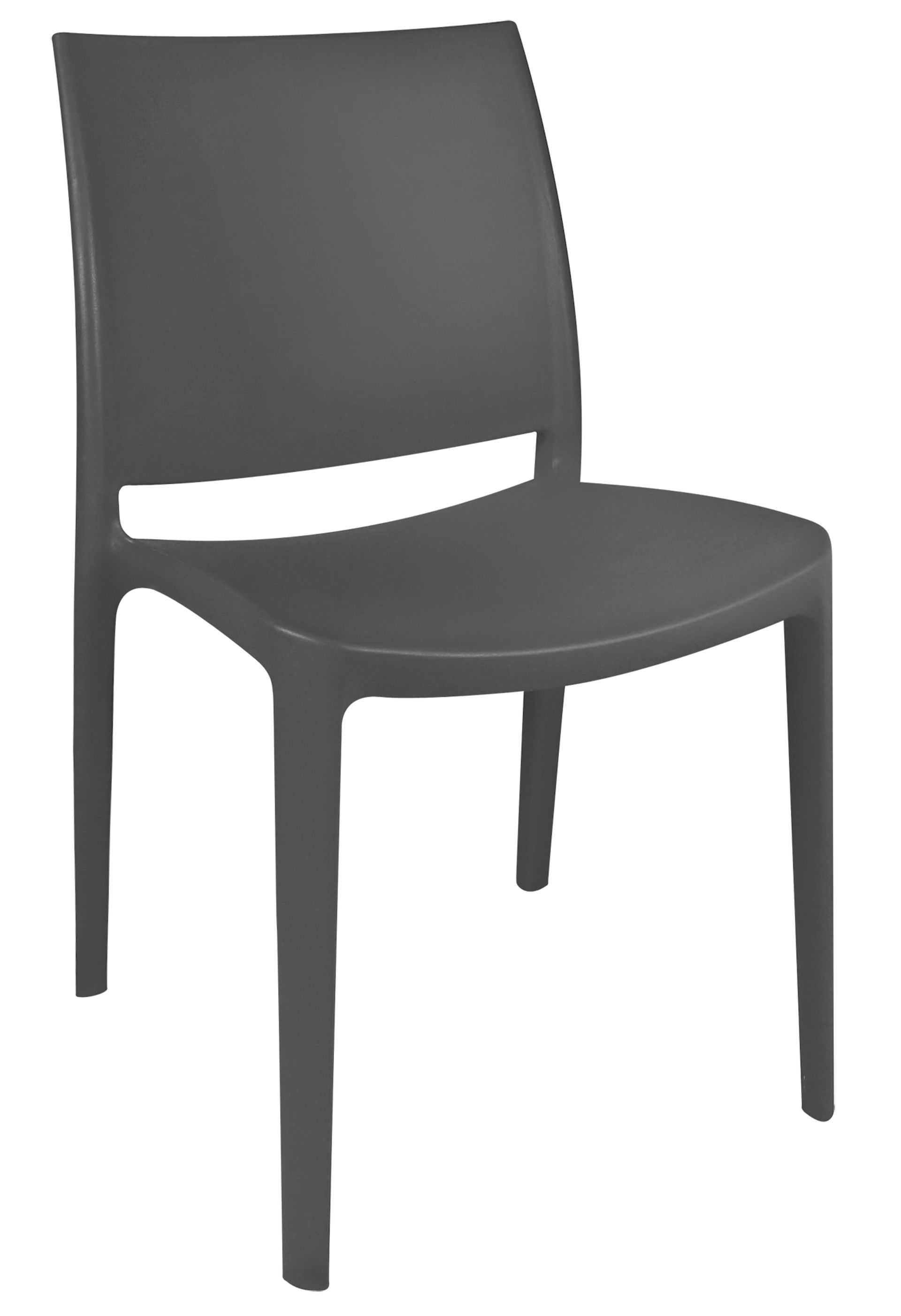 Una silla de plástico azul está sobre un fondo blanco.