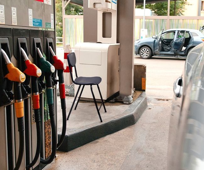 Una fila de sillas rojas están alineadas en una fila
