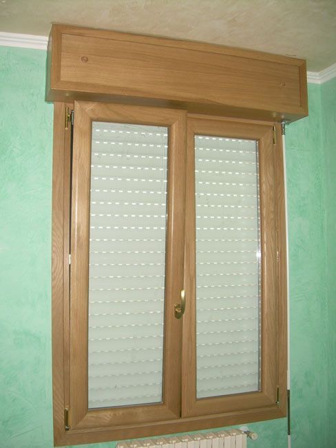 Finestra in legno con due vetri e persiana avvolgibile
