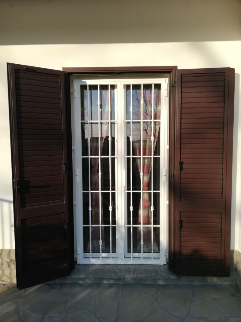 Porta finestra con grata