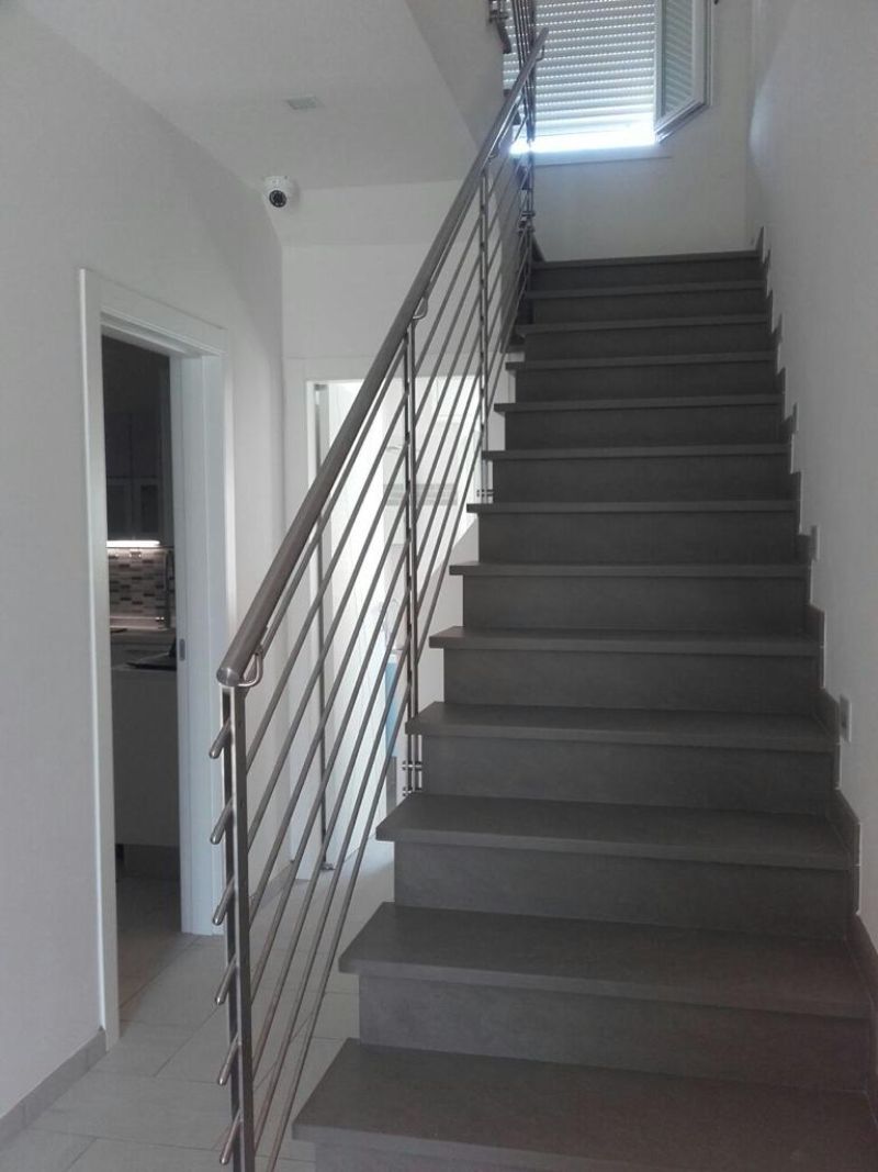 Ringhiera in metallo e scala