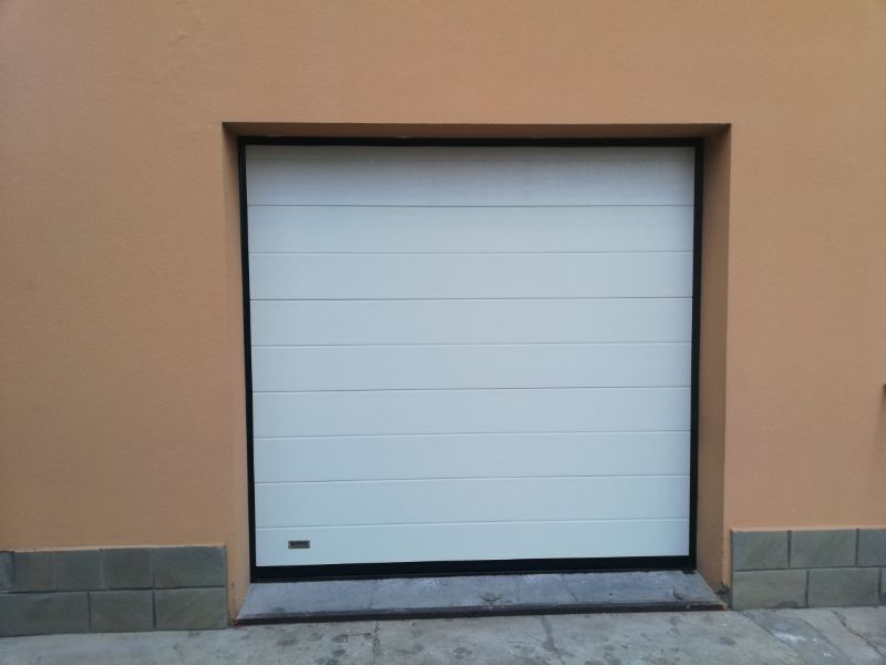 Portone sezionale grigio