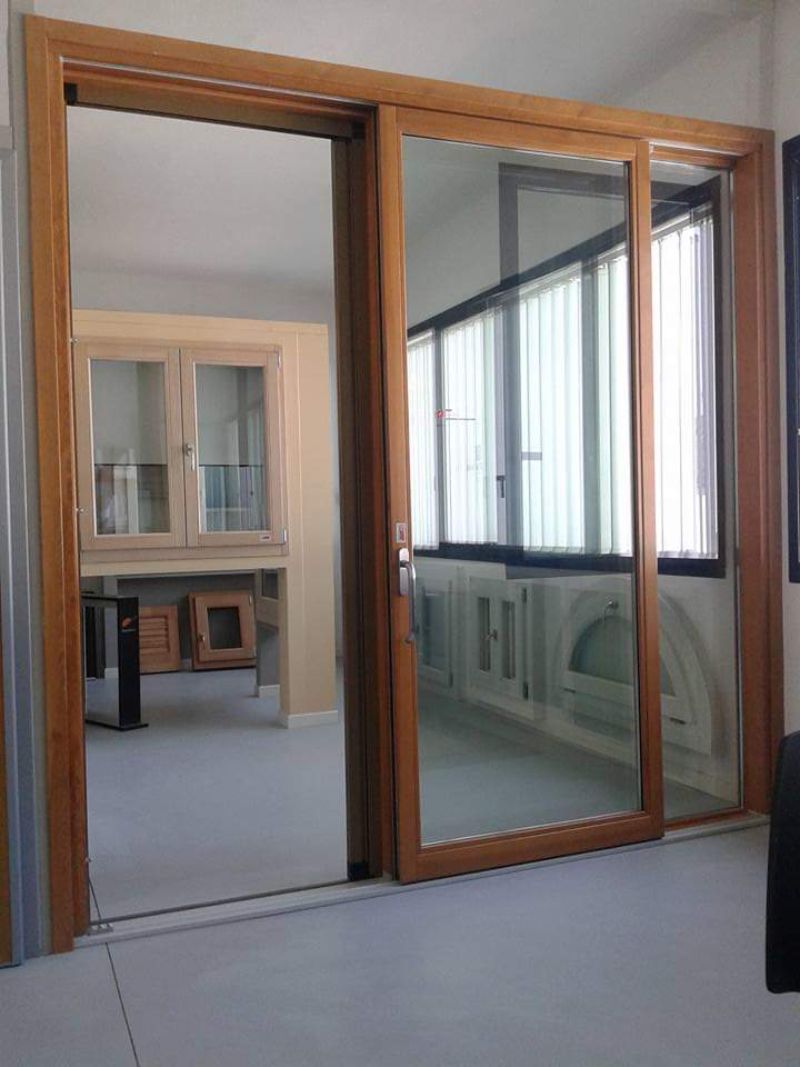 Porta a vetri in legno