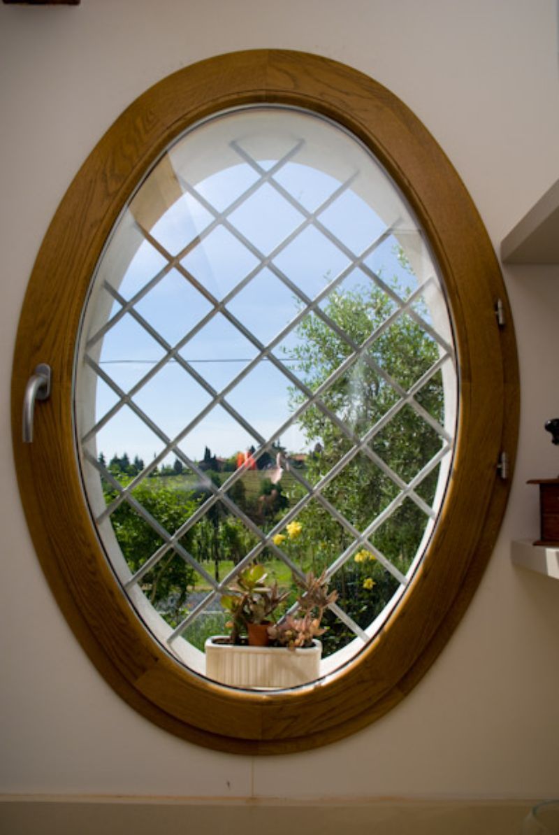 Finestra ovale in legno