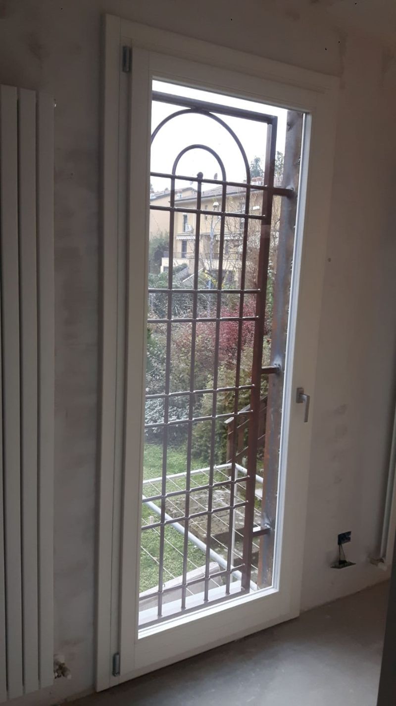 Infissi in legno con grata