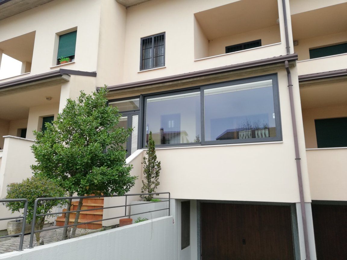 chiusura con infisso di un terrazzo