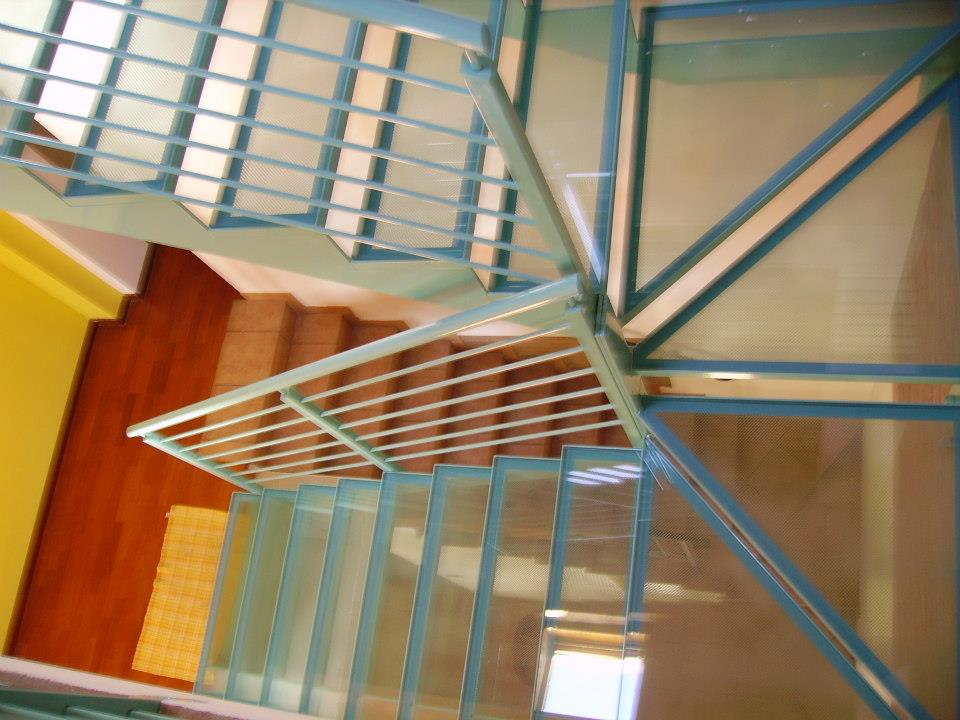 scala in acciaio e vetro