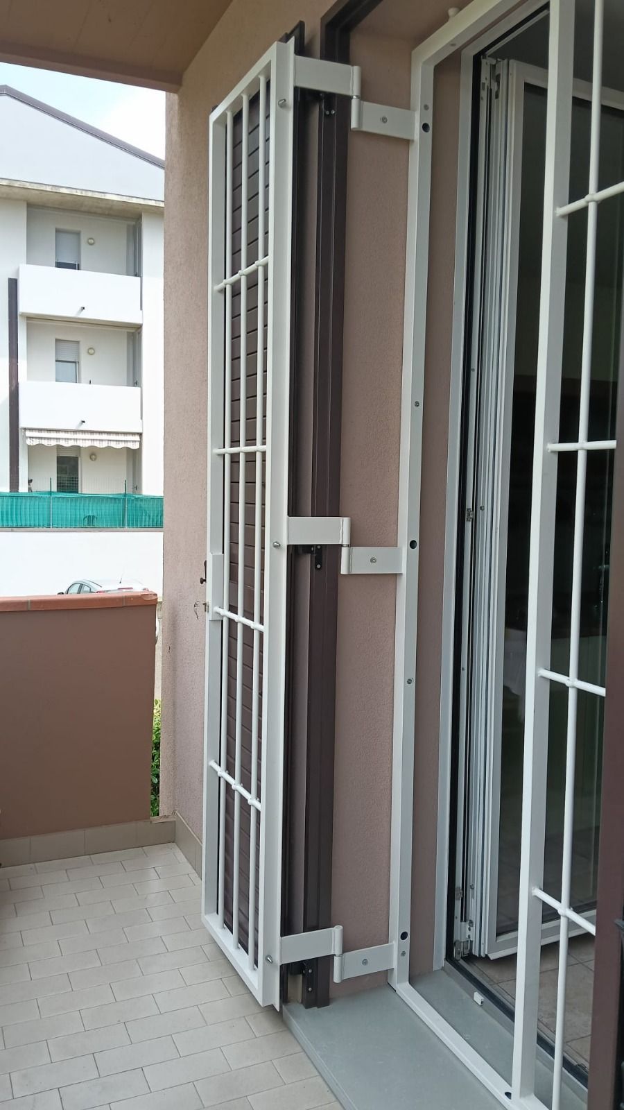 Cancelletto di sicurezza bianco sulla porta del balcone