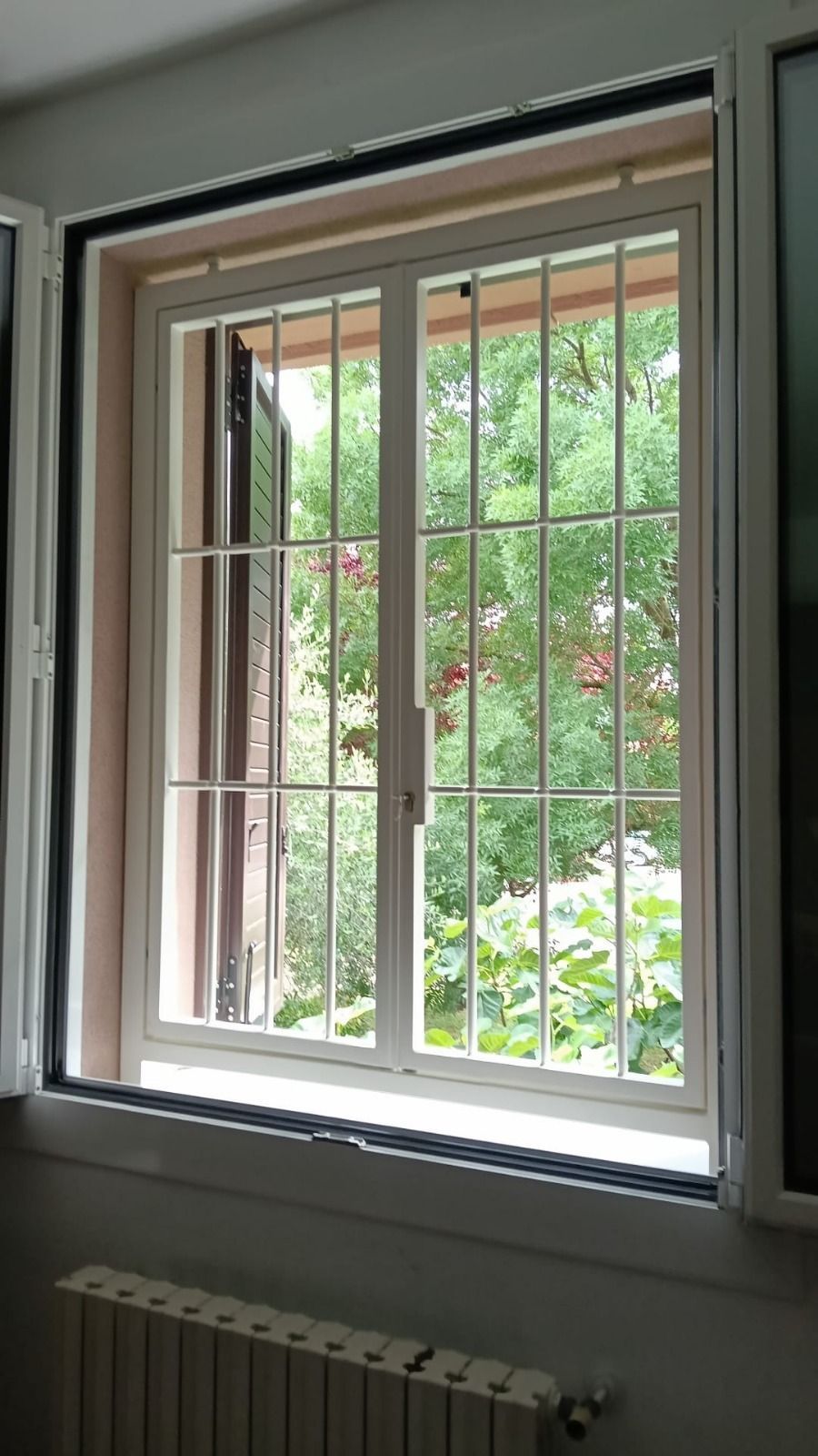 Finestra bianca con inferriate di sicurezza