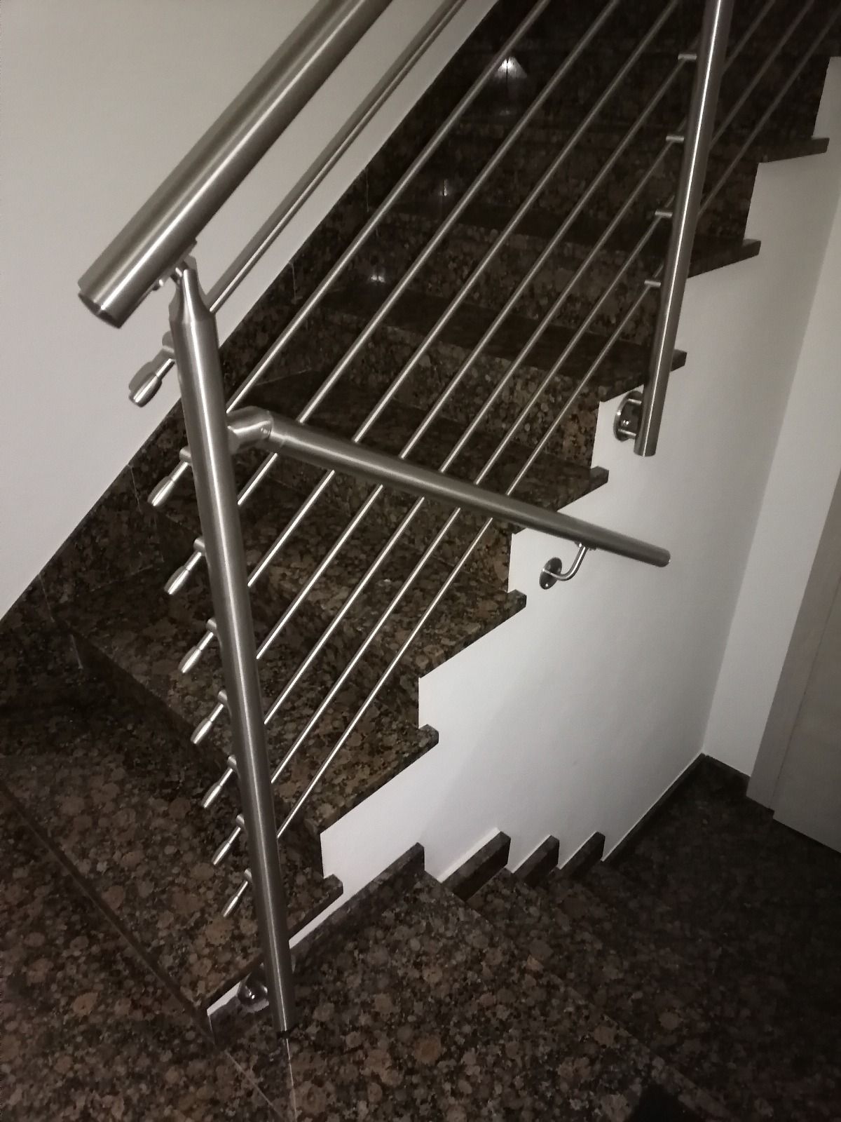 Ringhiera in acciaio inossidabile su scale in granito.