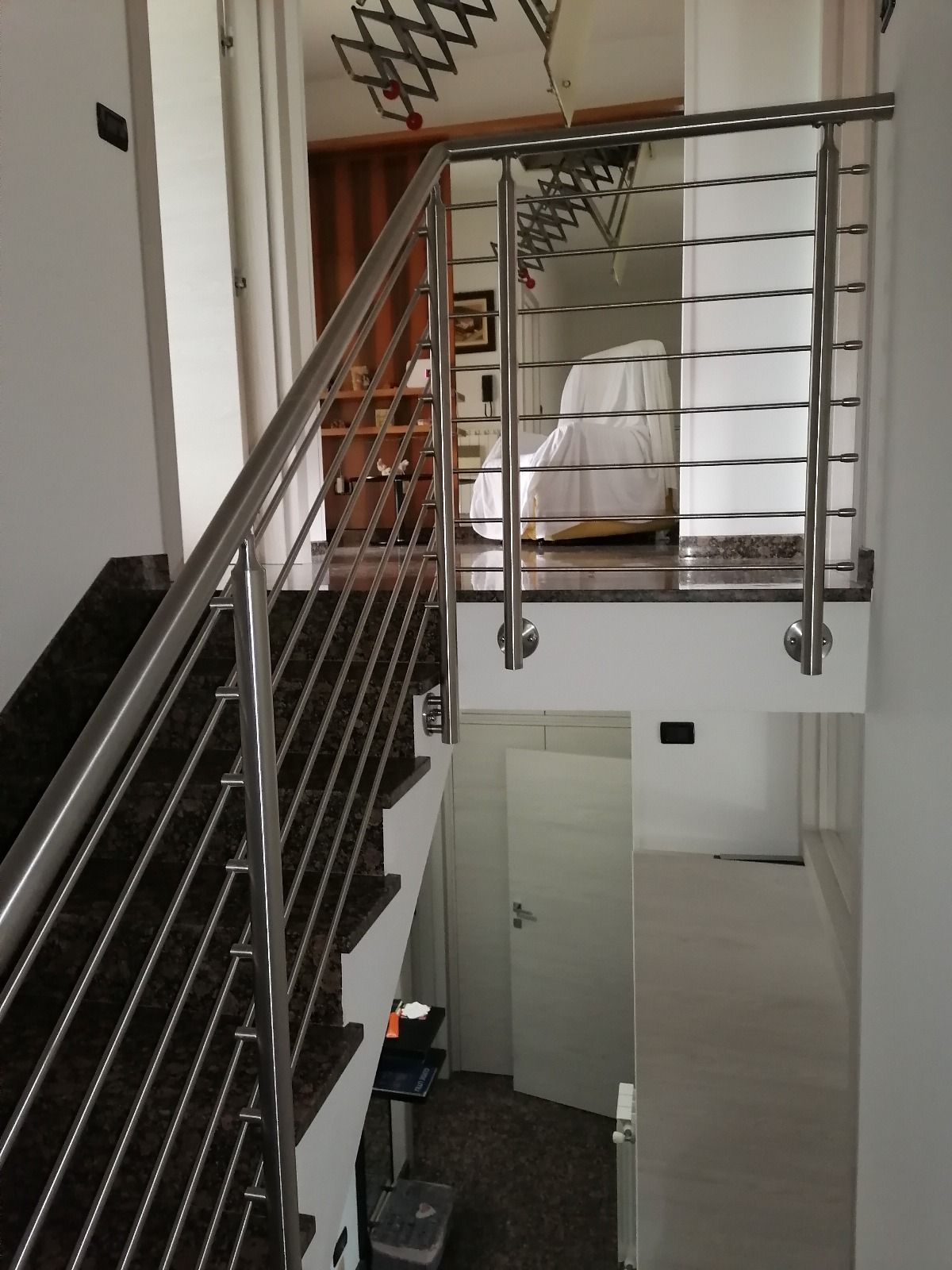 Scala con ringhiera in acciaio inox.