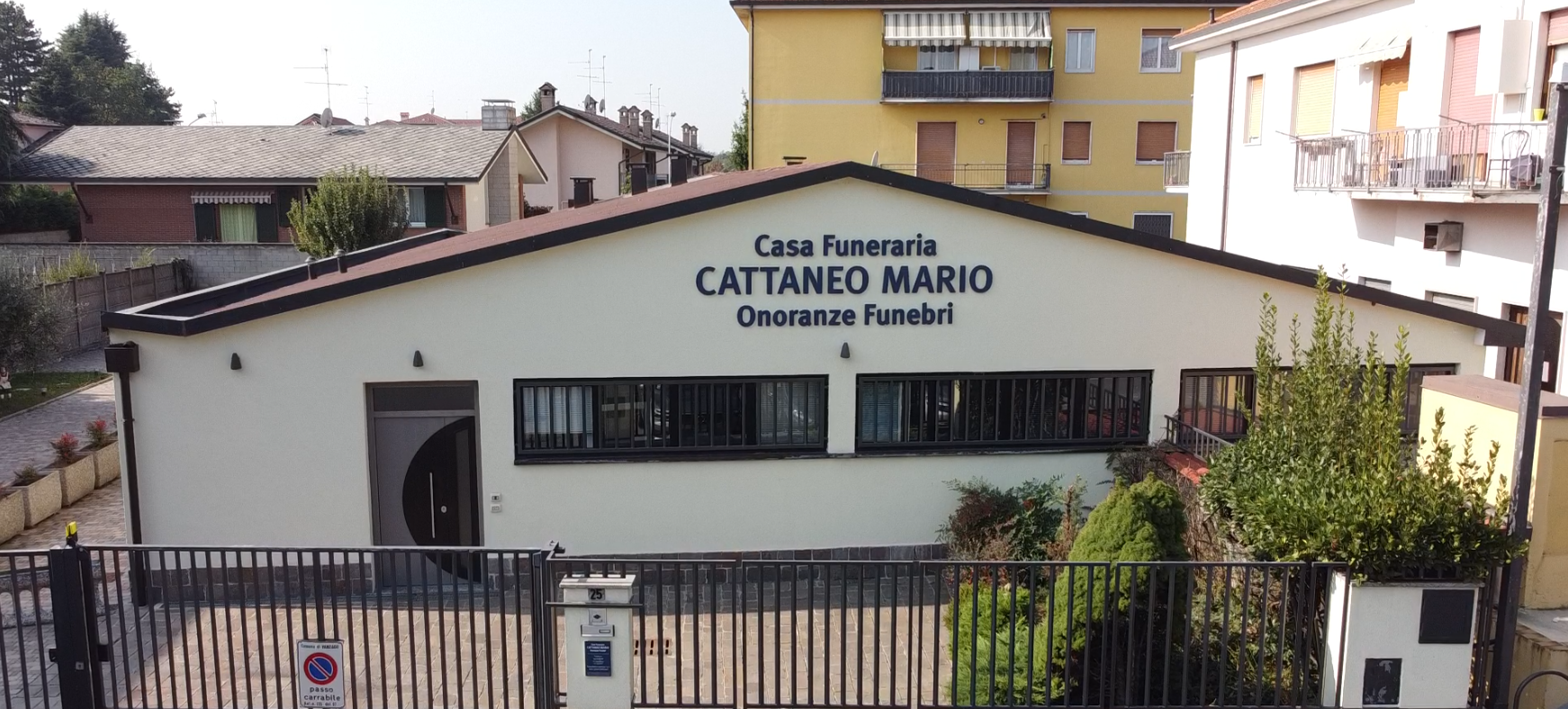 Addobbi floreali per l'allestimento della casa funeraria