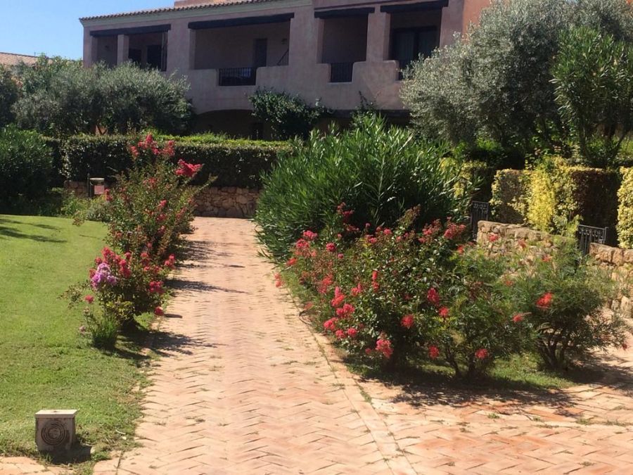 Giardino verde con sentiero e villa