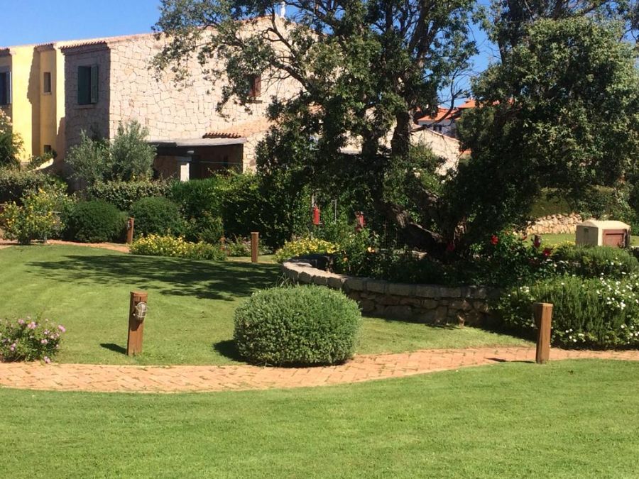 Giardino verde con sentiero