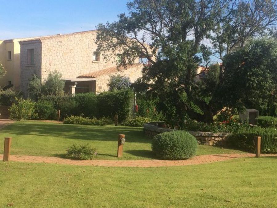 Villa con giardino e sentiero