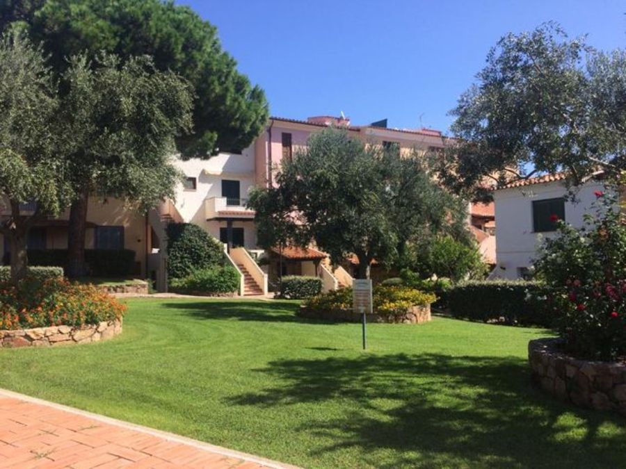 Edifici residenziali con prato verde